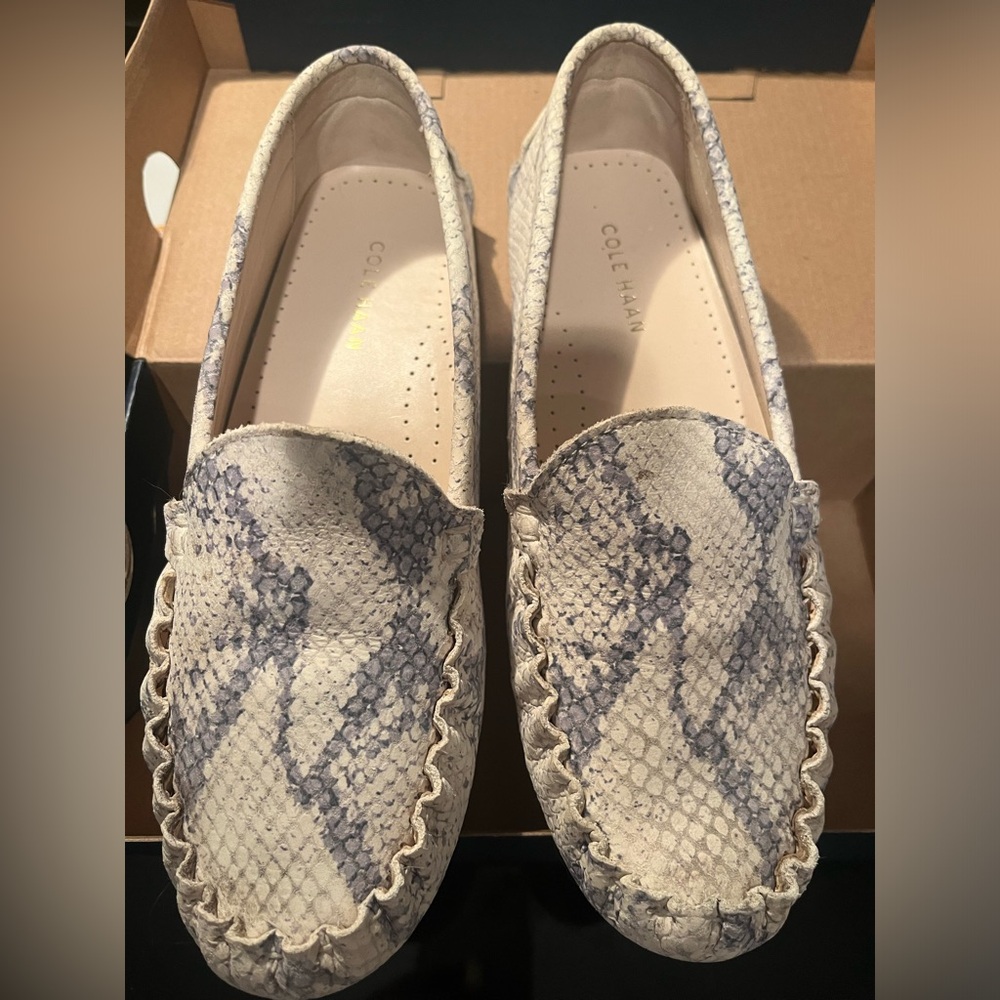 Cole Haan Evelyn Driver Sz 6B chalk / grey python embossed leather print